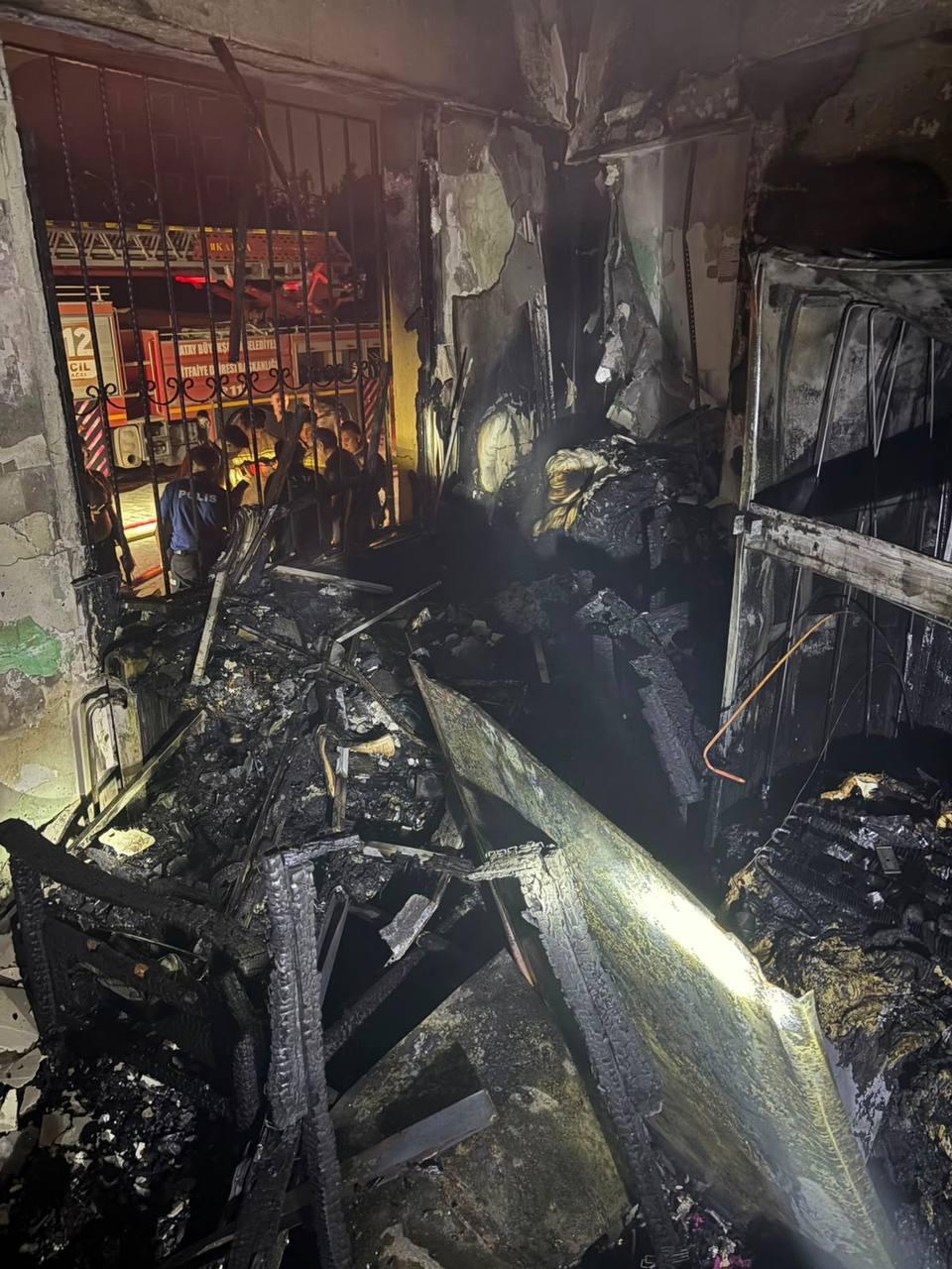 Hatay’ın Defne ilçesinde bir apartman dairesinde çıkan yangın paniğe neden