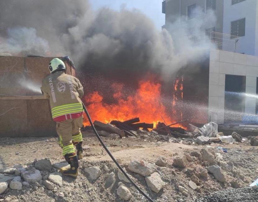 Hatay’ın Antakya ilçesinde inşaat malzemeleri ile bir kulübede çıkan yangın,
