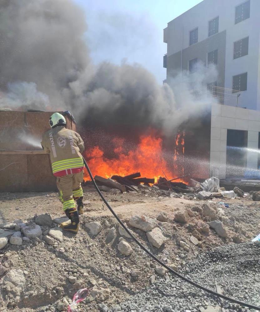 Hatay’ın Antakya ilçesinde inşaat malzemeleri ile bir kulübede çıkan yangın,