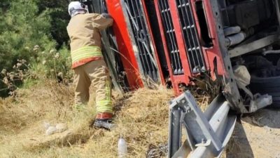 Belen-İskenderun yolundaki otoban girişinde kontrolden çıkarak devrilen TIR’ın sürücüsü, itfaiye