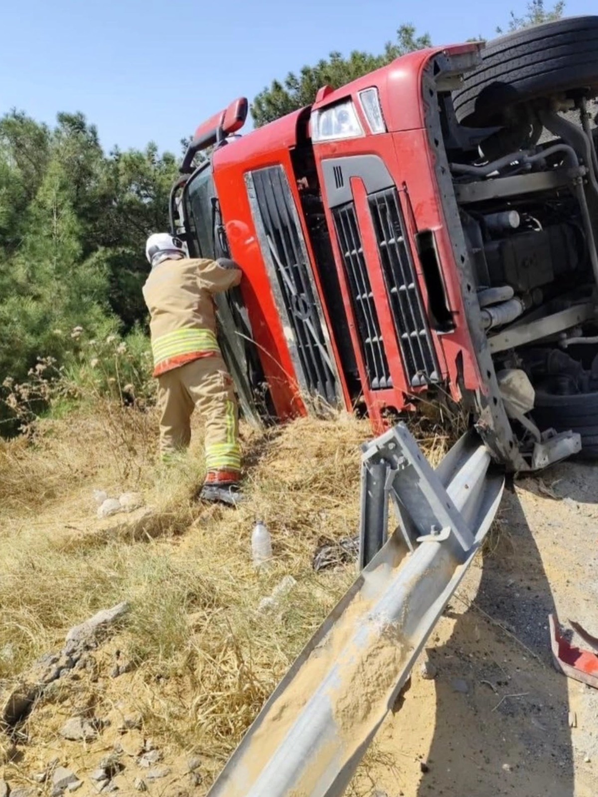 Belen-İskenderun yolundaki otoban girişinde kontrolden çıkarak devrilen TIR’ın sürücüsü, itfaiye