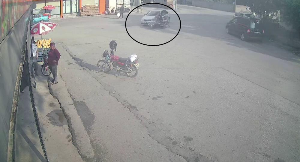 Hatay’ın Payas ilçesinde motosiklet ile otomobilin çarpışması sonucu meydana gelen