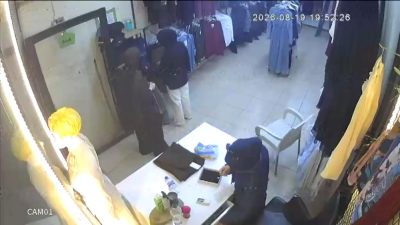 Hatay’ın Reyhanlı ilçesinde bir giyim mağazasına müşteri gibi gelen iki