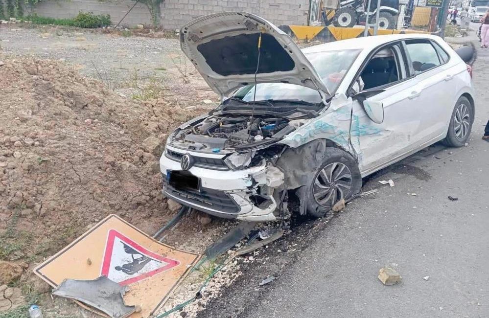 Hatay’ın Samandağ ilçesinde iki otomobilin çarpışması sonucu meydana gelen trafik