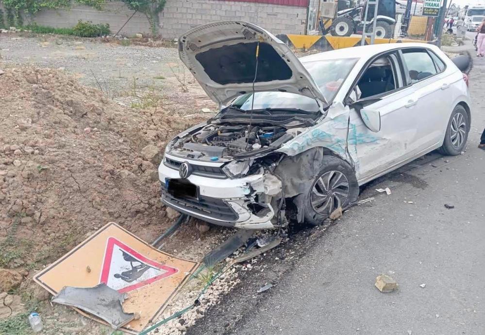 Hatay’ın Samandağ ilçesinde iki otomobilin çarpışması sonucu meydana gelen trafik