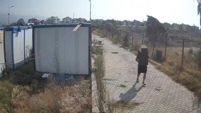 Hatay’ın İskenderun ilçesinde, depremzedelerin daha önce kullandığı ve boşaltılan konteynerlerden