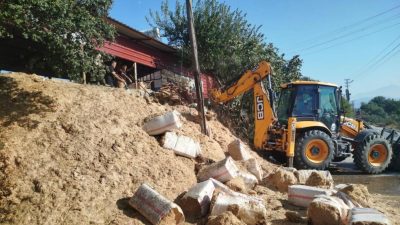 Hatay’ın Defne ilçesinde bir samanlıkta çıkan yangın, itfaiye ekiplerinin hızlı