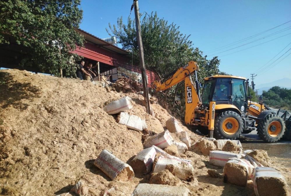 Hatay’ın Defne ilçesinde bir samanlıkta çıkan yangın, itfaiye ekiplerinin hızlı