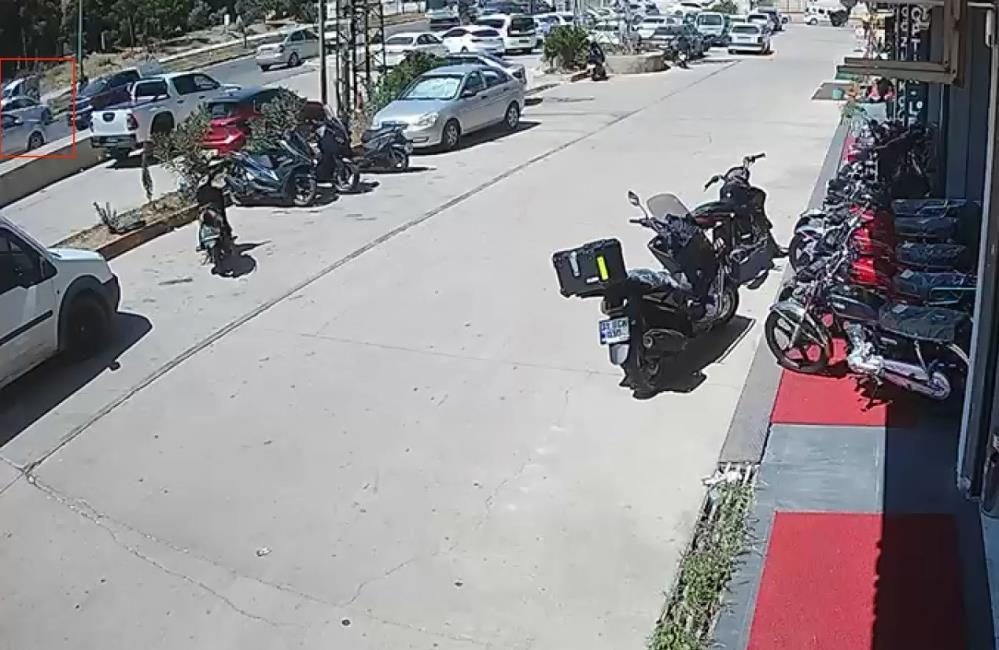 Hatay’ın Reyhanlı ilçesinde meydana gelen trafik kazasında, yolun karşısına geçmeye
