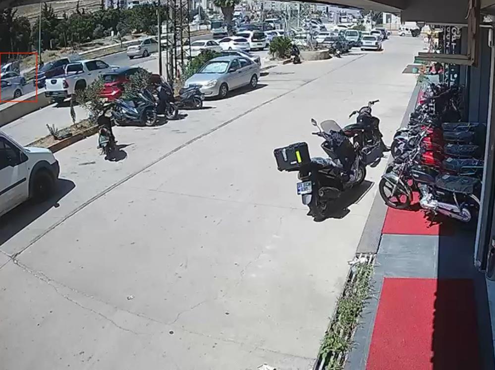 Hatay’ın Reyhanlı ilçesinde meydana gelen trafik kazasında, yolun karşısına geçmeye