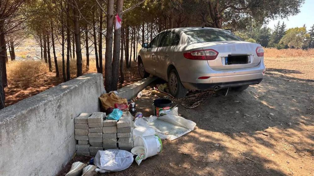 Hatay’ın Arsuz ilçesinde meydana gelen trafik kazasında, kontrolden çıkarak ağaca