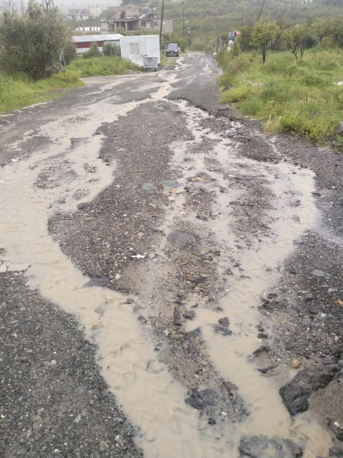 Samandağ’ın Mızraklı Mahallesi’nde yaşayan vatandaşlar; yol, su, elektrik ve kanalizasyon