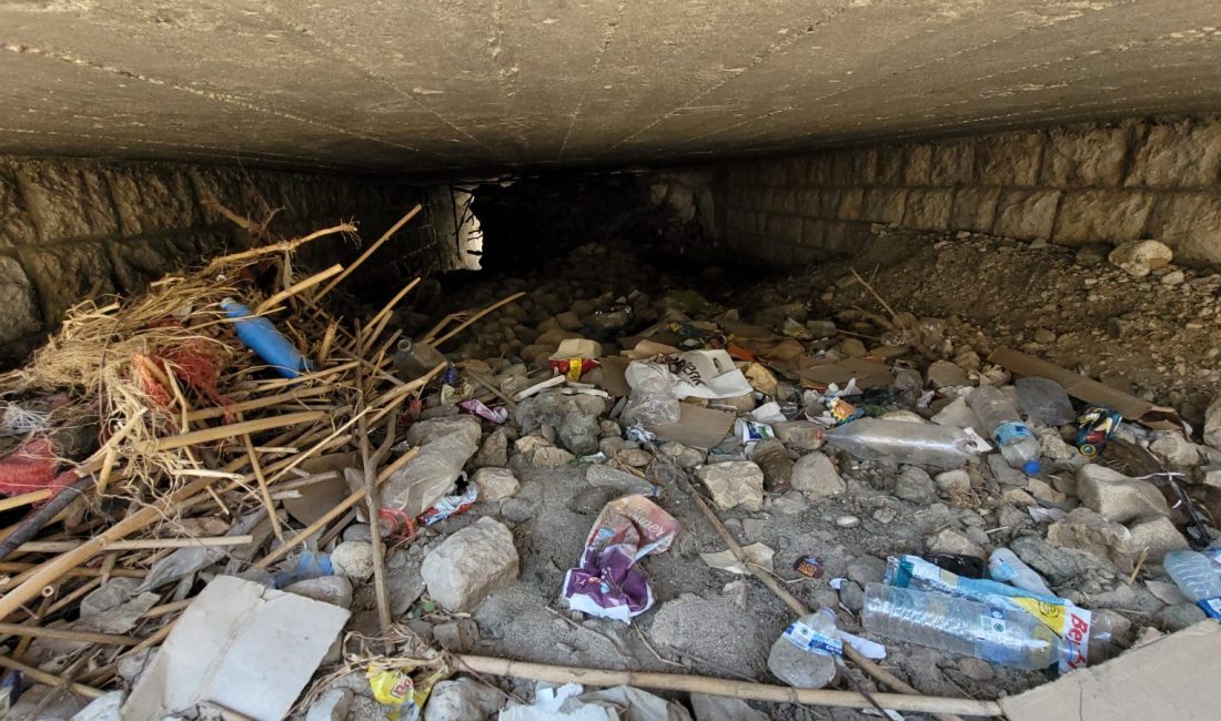 Her yağışta taşarak Antakya-Reyhanlı yolunda ulaşımı aksatan dere, çevredeki ev