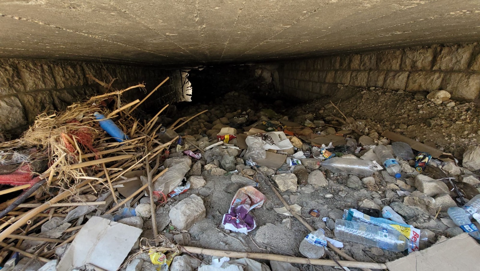 Her yağışta taşarak Antakya-Reyhanlı yolunda ulaşımı aksatan dere, çevredeki ev