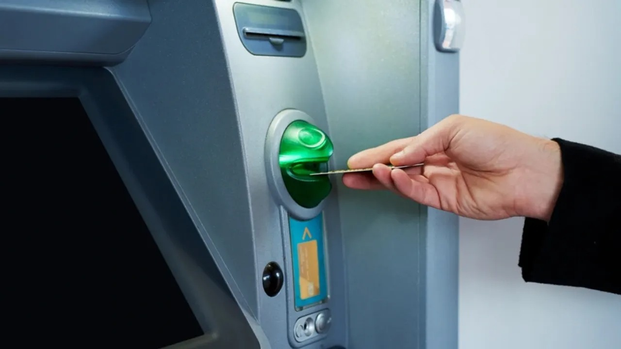 Bankaların ATM’lerde uygulamaya başladığı yeni para dağıtım sistemi, nakit çekmek