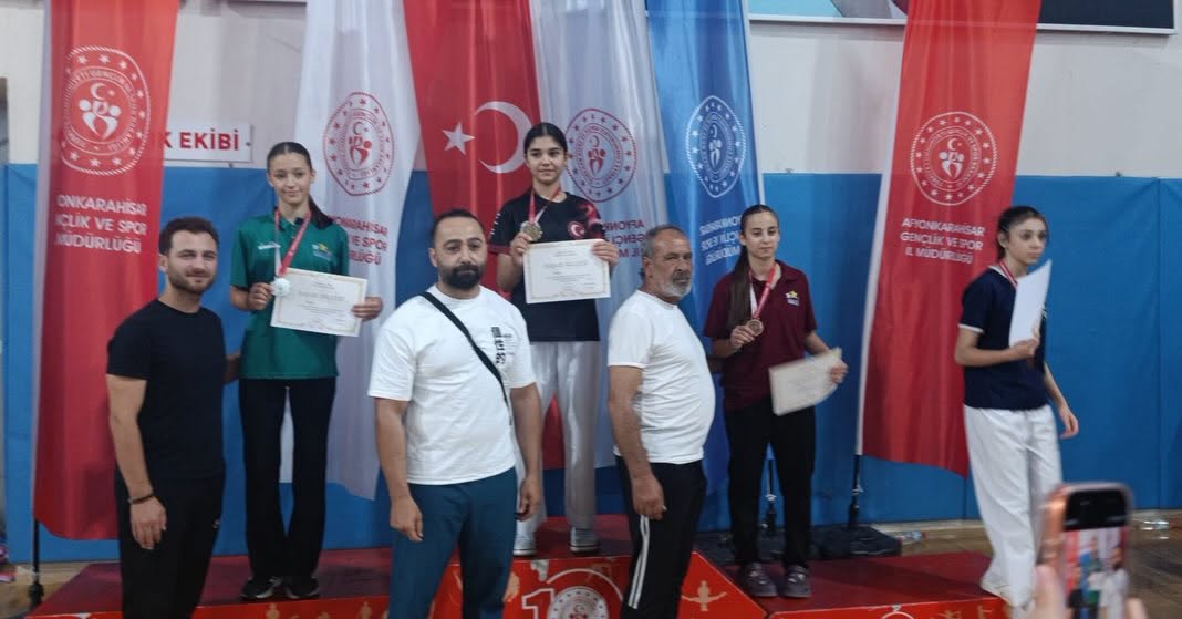 Antakya Belediyespor adına Türkiye Karate Şampiyonası’na katılan dört sporcu; birincilik,