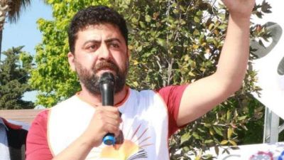 TÖB-SEN Genel Sekreteri ve Defneli eğitimci Hizam Hasırcı, öğretmenlere önlük