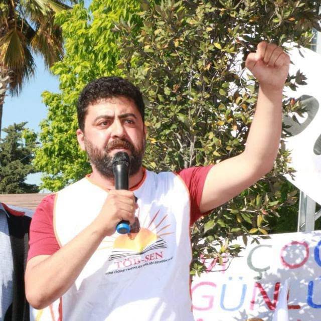 TÖB-SEN Genel Sekreteri ve Defneli eğitimci Hizam Hasırcı, öğretmenlere önlük