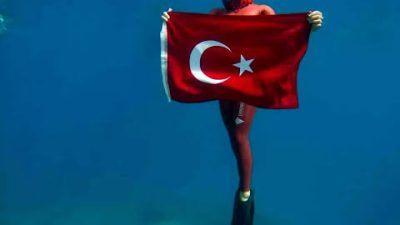 Milli sporcu ve dünya rekortmeni Şahika Ercümen, Hatay’ın Yayladağı ilçesinde