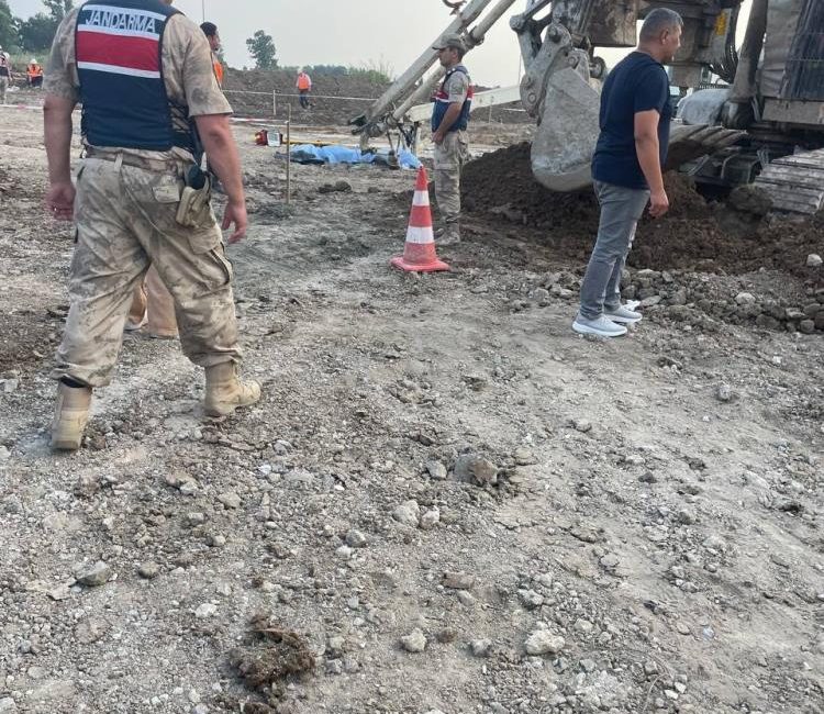 Hatay’ın Erzin ilçesinde tren yolu yapım çalışmalarının sürdüğü şantiyede meydana