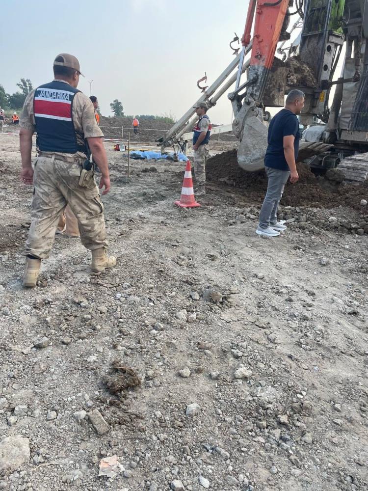 Hatay’ın Erzin ilçesinde tren yolu yapım çalışmalarının sürdüğü şantiyede meydana