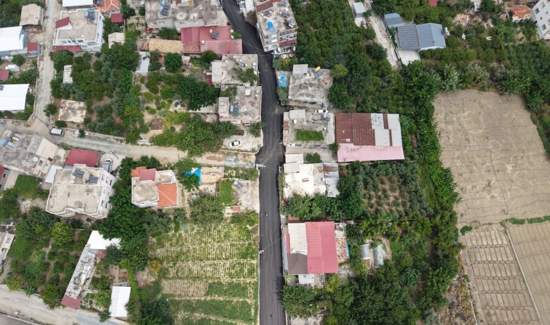 Hatay Büyükşehir Belediyesi, Samandağ’ın Mağaracık Mahallesi’nde yol yenileme çalışmalarını sürdürüyor.