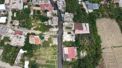 Hatay Büyükşehir Belediyesi, Samandağ’ın Mağaracık Mahallesi’nde yol yenileme çalışmalarını sürdürüyor.