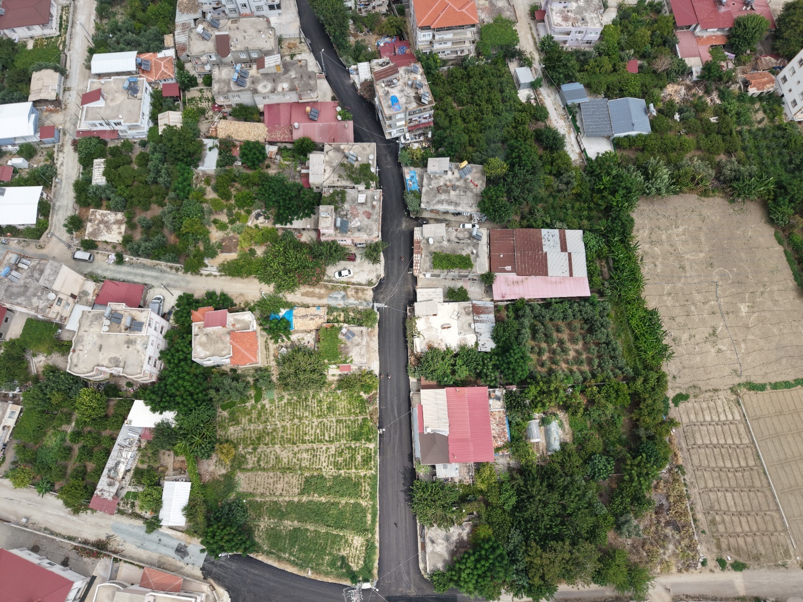 Hatay Büyükşehir Belediyesi, Samandağ’ın Mağaracık Mahallesi’nde yol yenileme çalışmalarını sürdürüyor.