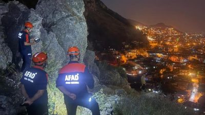 Hatay’ın Antakya ilçesinde gündüz saatlerinde dağlık alana çıkan bir kişi,