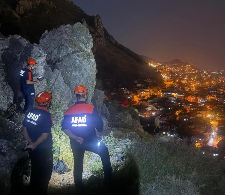 Hatay’ın Antakya ilçesinde gündüz saatlerinde dağlık alana çıkan bir kişi,
