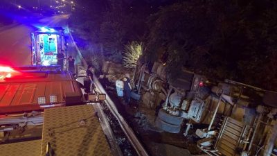 Hatay’ın Dörtyol ilçesinde kontrolden çıkan tırın devrilmesi sonucu meydana gelen
