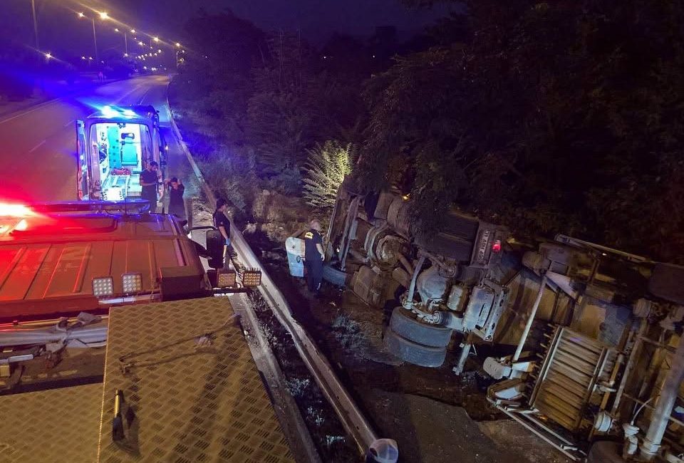 Hatay’ın Dörtyol ilçesinde kontrolden çıkan tırın devrilmesi sonucu meydana gelen