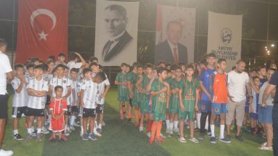 &nbsp; Geleceğin yıldız futbolcuları bir birleriyle kıyasiye mücadele ederken, sporcu