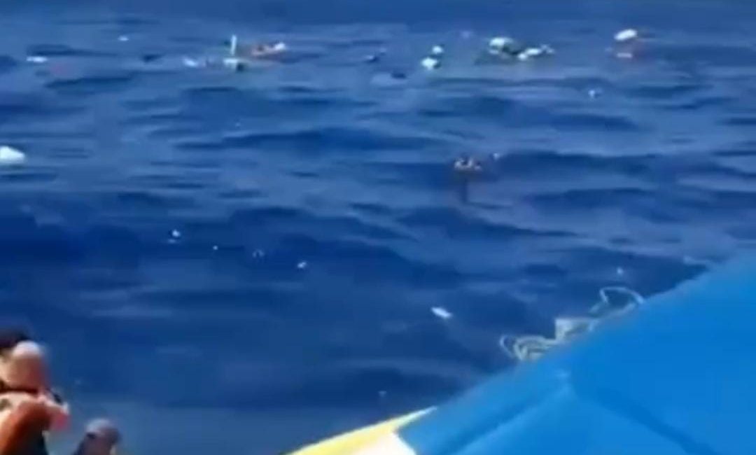 Girne’den Mersin’in Taşucu Limanı’na hareket eden ve dev dalgalar nedeniyle