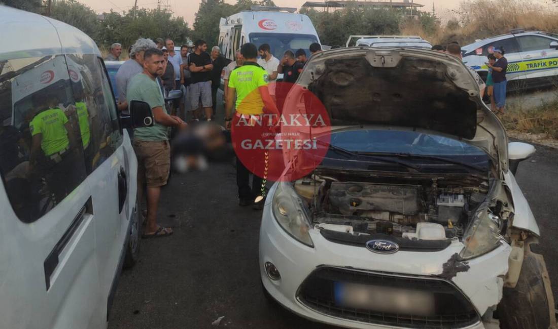 Hatay’ın Antakya ilçesinde Ford Fiesta marka otomobil ile motosikletin çarpışması