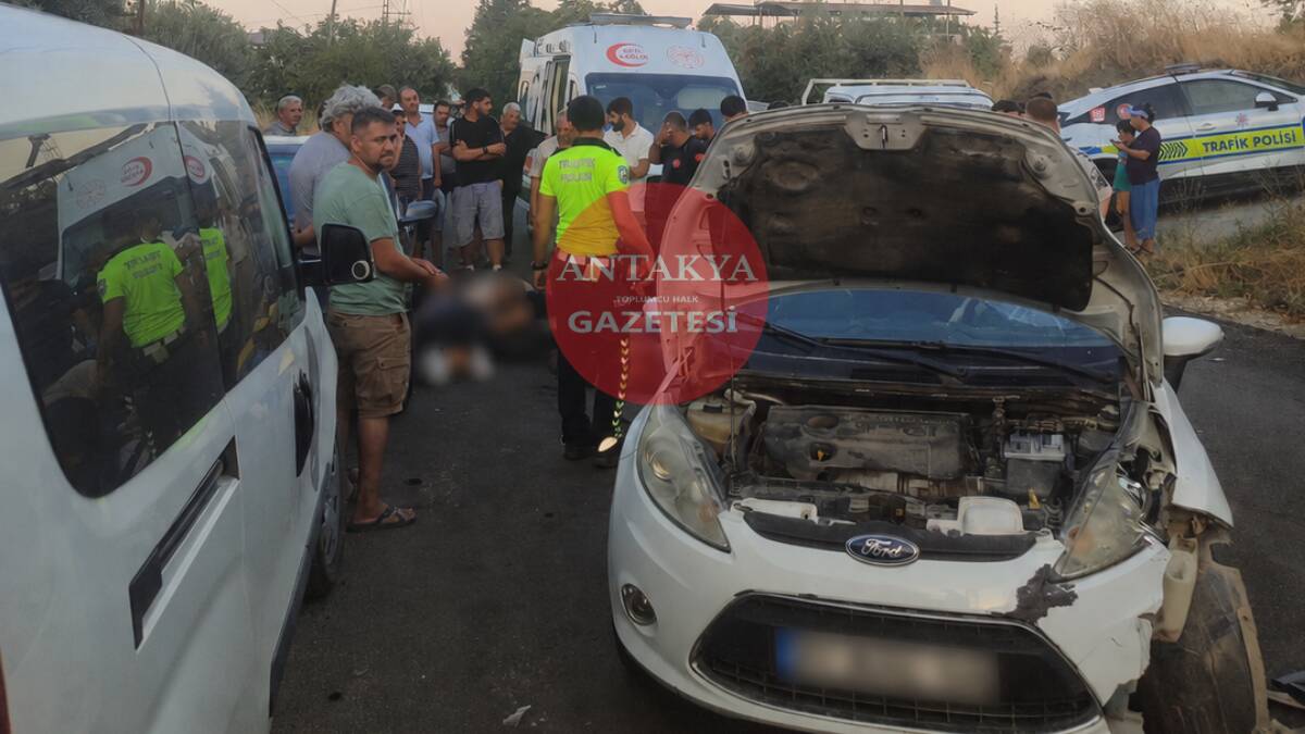 Hatay’ın Antakya ilçesinde Ford Fiesta marka otomobil ile motosikletin çarpışması