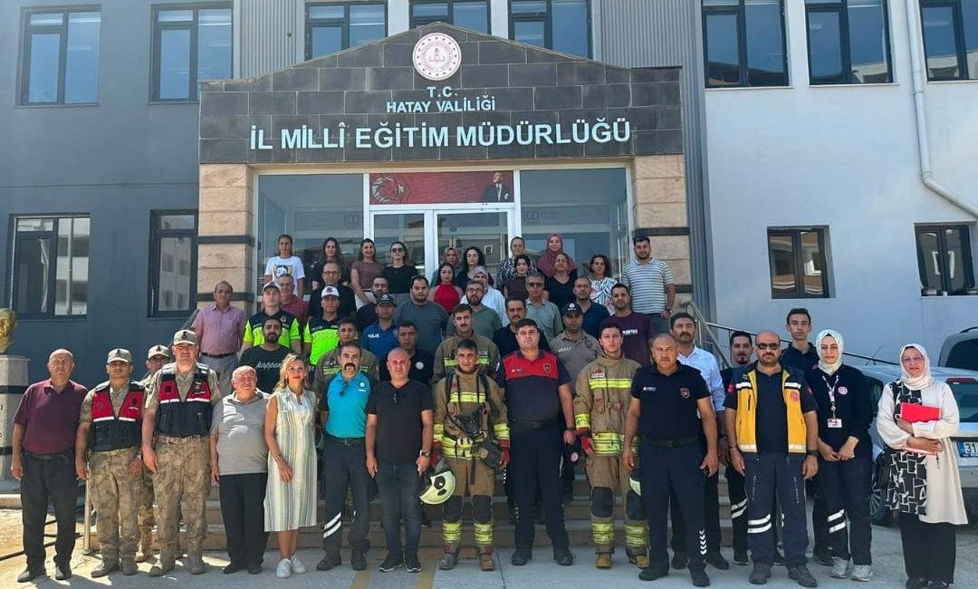 Antakya’da sağlık ve eğitim personeline ilk yardım, yaralı taşıma ve