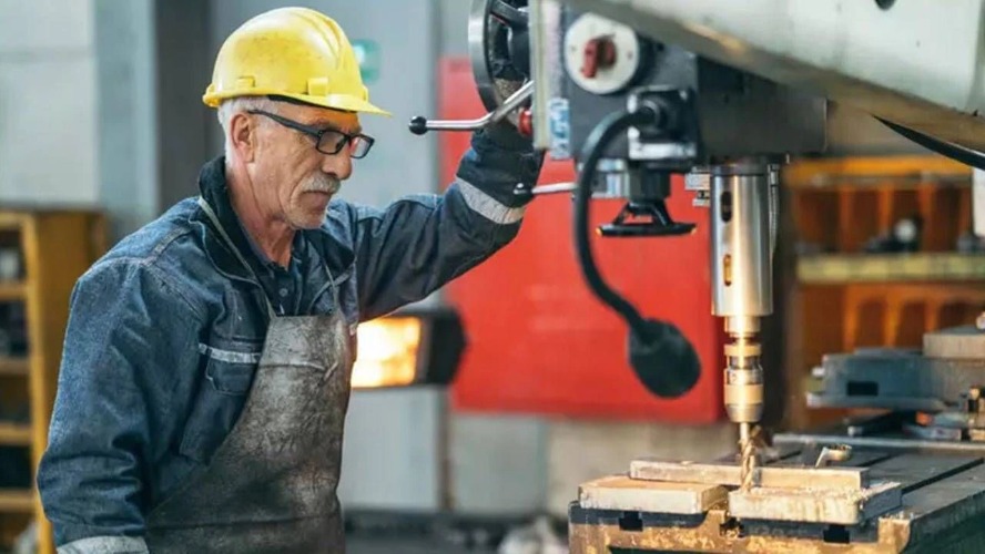 Türkiye’de emekli aylıklarının yetersiz kalması nedeniyle çalışma hayatına devam eden