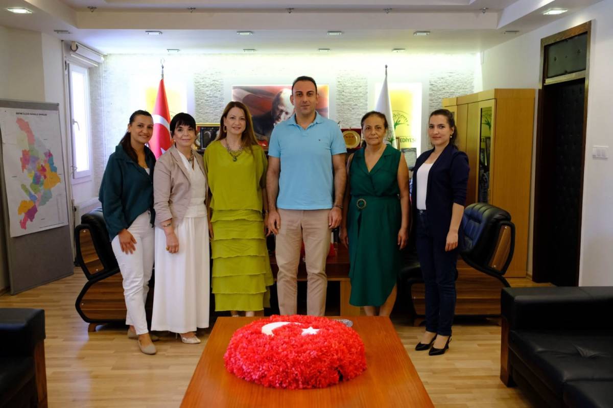 Defne ilçesindeki kadın kooperatiflerde aktif görev üstlenen kadınlar toplu halde