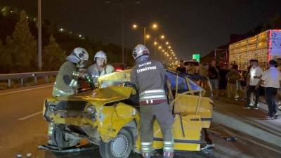 Hatay'ın İskenderun ilçesinde meydana gelen trafik kazasında iki otomobilin çarpışması