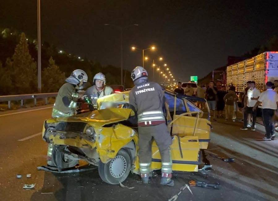 Hatay'ın İskenderun ilçesinde meydana gelen trafik kazasında iki otomobilin çarpışması