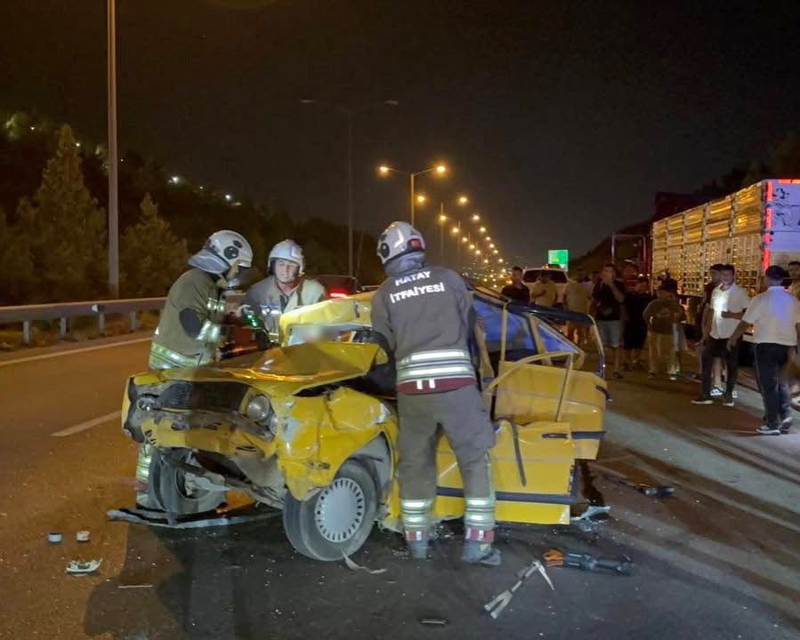 Hatay'ın İskenderun ilçesinde meydana gelen trafik kazasında iki otomobilin çarpışması