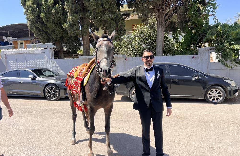 Hatay'ın Reyhanlı ilçesinde düzenlenen bir düğünde, yıllardır yaşatılan "atla gelin