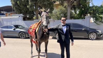 Hatay'ın Reyhanlı ilçesinde düzenlenen bir düğünde, yıllardır yaşatılan "atla gelin