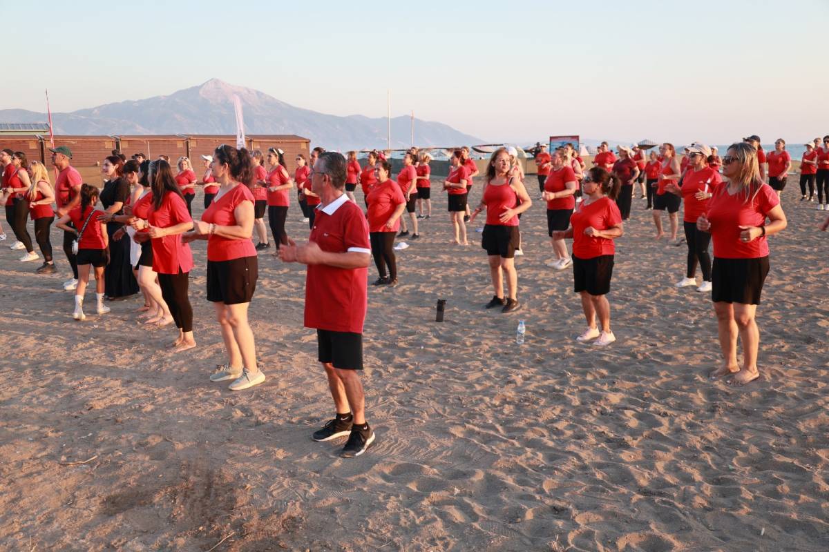 Hatay Büyükşehir Belediyesinin destekleriyle üç yıldır sürdürülen sabah sporu etkinlikleri,