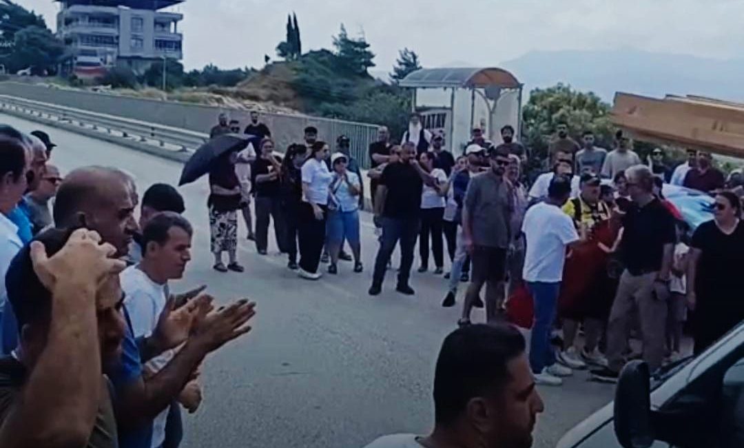 Samandağ’ın Karaçay Mahallesi’nde yapılması planlanan beton santraline karşı çıkan vatandaşlar,