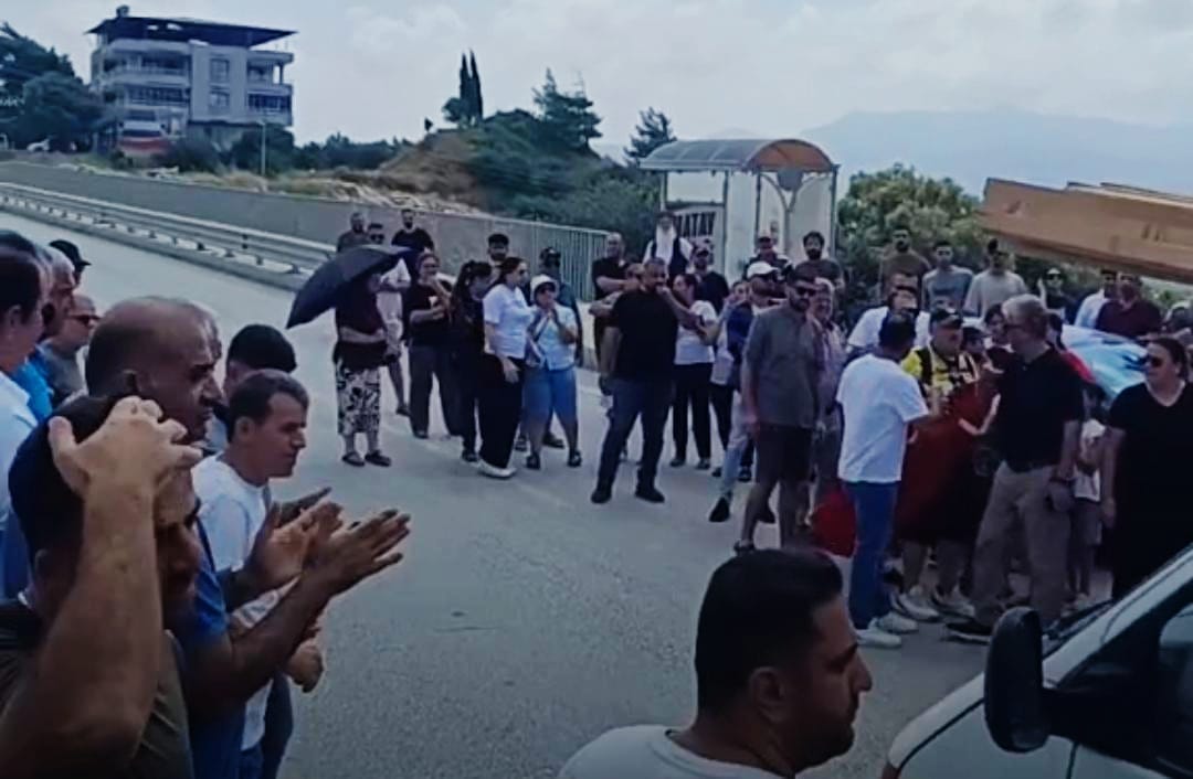 Samandağ’ın Karaçay Mahallesi’nde yapılması planlanan beton santraline karşı çıkan vatandaşlar,