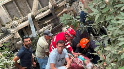 Hatay’ın Dörtyol ilçesinde sürücüsünün direksiyon hâkimiyetini kaybettiği kamyonetin şarampole yuvarlanması
