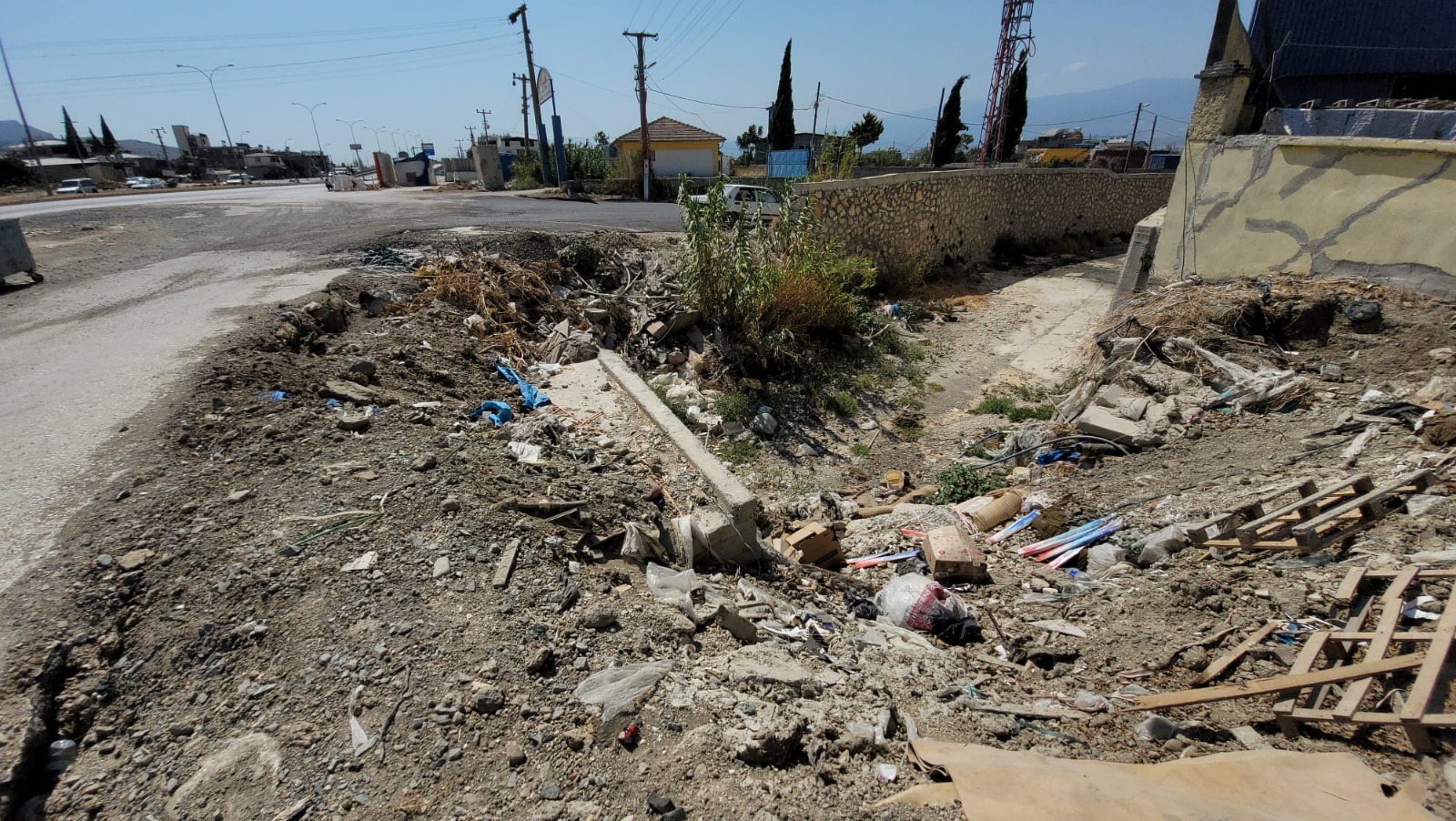 Hatay’ın Antakya ilçesine bağlı Narlıca Mahallesi’nde, Polis Kontrol Merkezi yakınından