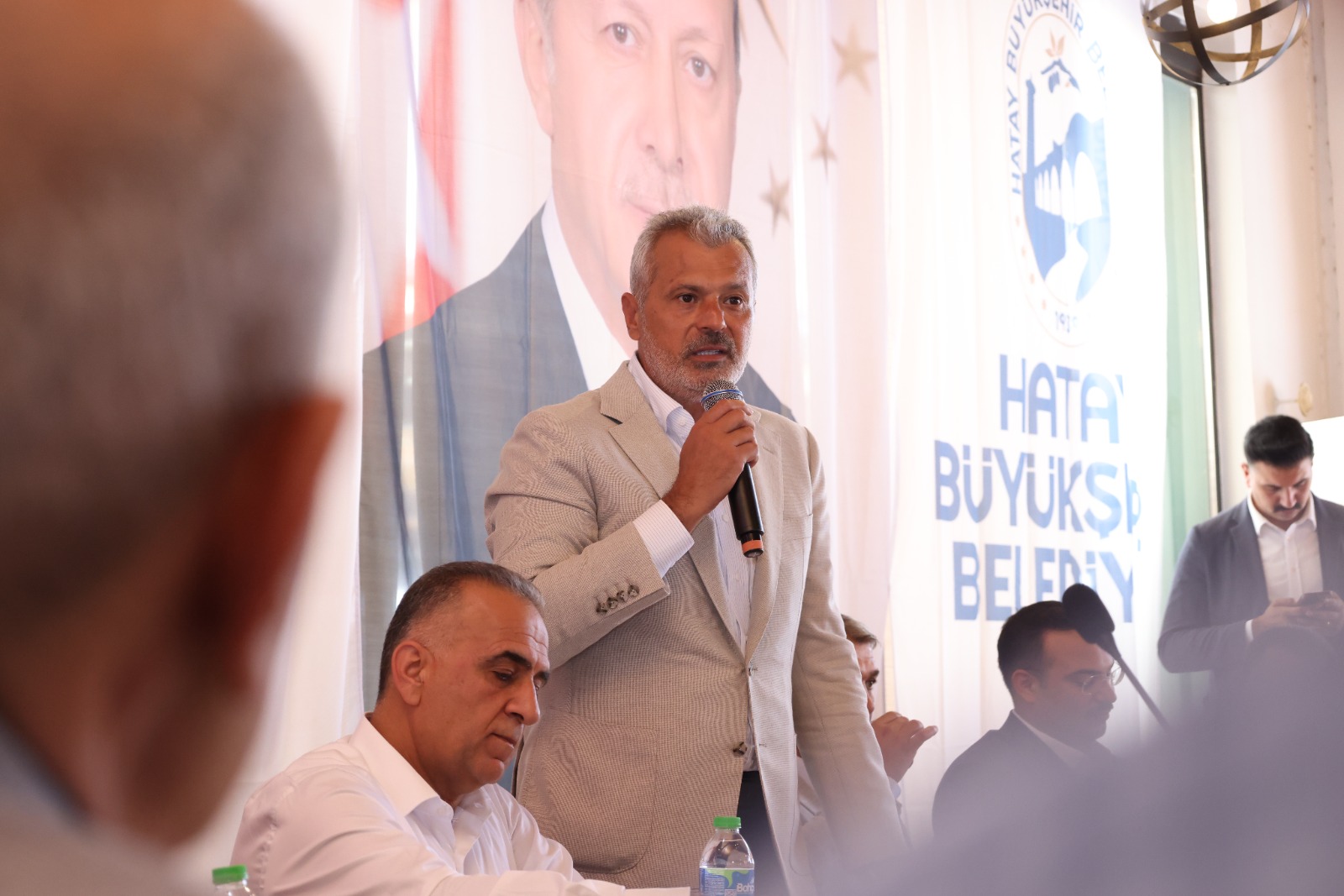 Hatay Büyükşehir Belediye Başkanı Mehmet Öntürk, Altınözü’nde muhtarlarla bir araya